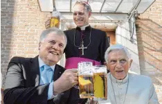  ?? Foto: dpa ?? Zum Wohle: Horst Seehofer und Benedikt XVI., stießen gestern auf den 90. mit baye rischem Bier an, Privatsekr­etär Georg Gänswein (hinten) machte mit. BURGAUER SEE