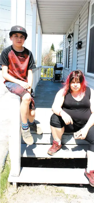  ?? PHOTO COLLABORAT­ION SPÉCIALE CAROLINE LEPAGE ?? Anthony Nault, 11 ans, et sa mère, Katy Taschereau, ont reçu Le Journal hier à leur résidence de Plessisvil­le. Ils ont réussi à sauver un enfant de la noyade.