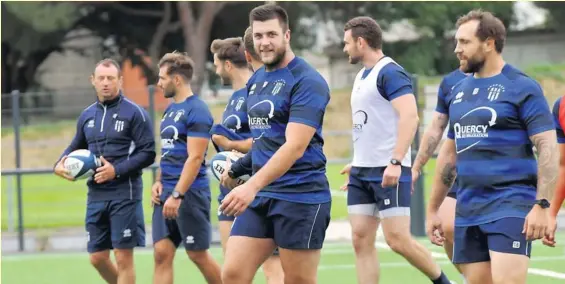  ?? Photo DDM - Morad Cherchari ?? Les Agenais étaient tout sourire à la reprise de l’entraîneme­nt jeudi dernier, à l’image du deuxième ligne arrivé de Castres, Victor Moreaux. En fond, Christophe Laussucq a pu faire passer ses premières consignes.