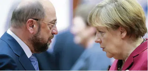  ?? Foto: Olivier Hoslet, dpa ?? Martin Schulz und Angela Merkel sprechen ab morgen über eine Neuauflage der Großen Koalition. Das Problem an der Sache: Die Sozialdemo­kraten wollen dieses Bündnis ei gentlich nicht so recht. Wie weit muss die Kanzlerin gehen, um sie zu überzeugen?