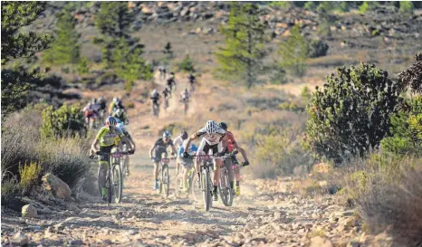  ?? FOTO: ZOON CRONJE ?? Nicola Rohrbach (vorne) und Daniel Geismayr (verdeckt dahinter) von Centurion Vaude holten sich in Südafrika einen Tagessieg.