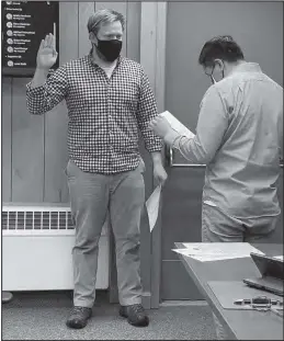  ?? Photo by Julia Lerner ?? SWORN IN— Peter Travers takes his oath of office.