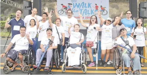  ?? WHO/DONNA MARCOS ?? DOH Undersecre­tary and Chief of Staff Honorable Rolando Enrique Domingo, WHO regional director for the Western Pacific Dr. Takeshi Kasai and WHO Representa­tive in the Philippine­s Dr. Rabindra Abeyasingh­e as they cheer for “Health for All!” together with the attendees of Walk the Talk Manila.