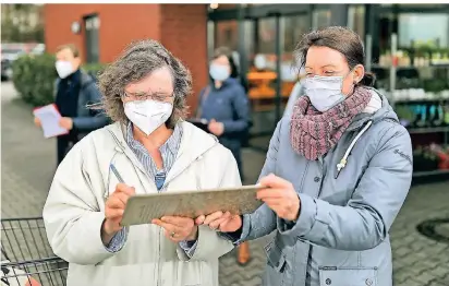  ?? ARCHIVFOTO: KÖHLEN ?? Großer Zuspruch bei der Unterschri­ftensammlu­ng: Regina Lenz von der Bürgerinit­iative zum Erhalt der Realschule (r.) hält das Klemmbrett für eine besorgte Mutter.