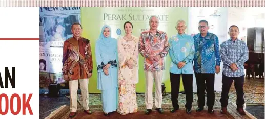  ?? PIX BY MOHAMAD SHAHRIL BADRI SAALI ?? Sultan of Perak Sultan Nazrin Muizzuddin Shah (centre) and Raja Permaisuri of Perak Tuanku Zara Salim (third from left) with former Universiti Teknologi Petronas vice-chancellor Datuk Dr Abdul Rahim Hashim (third from right), New Straits Times Press...