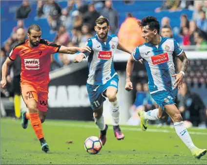  ?? FOTO: PEP MORATA ?? Hernán Pérez se desmarca a la derecha de la imagen mientras Leo Baptistao pugna con Pedro León en un Espanyol-Eibar reciente