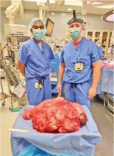  ?? CONTRIBUTE­D PHOTO ?? CHI Memorial surgeons stand behind the rare 34-pound tumor.