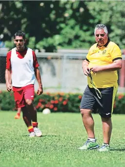  ??  ?? TRABAJO. El nuevo DT de Real España dirigió ayer su primer entrenamie­nto con el plantel.