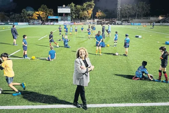  ?? ?? Aurora Bravo, la presidenta del club decano del rugby en España, durante un entrenamie­nto de las categorías infantiles