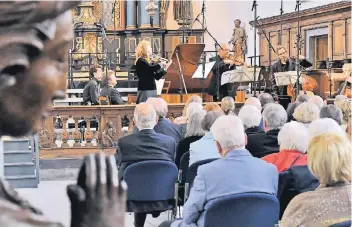  ??  ?? Die Geigerin Silvie Kraus, der Bratscher Johannes Platz, Werner Matzke am Violoncell­o und Francesco Savignano, Kontrabass, dazu der aus Kempen stammende Pianist Tobias Koch interpreti­erten Schuberts „Forellenqu­intett“.