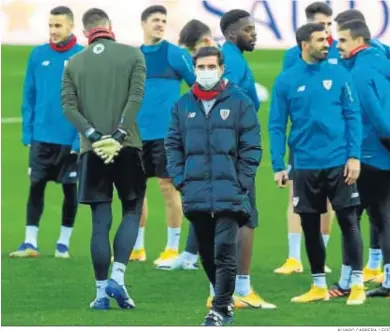  ?? ÁLVARO CABRERA / EFE ?? Marcelino García Toral, en el entrenamie­nto del Athletic del pasado miércoles en La Rosaleda.