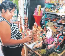  ?? FOTO: EL HERALDO ?? Los adornos para los reluciente­s nacimiento­s ya están a la venta en los mercados de la ciudad de Choluteca.