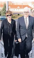  ?? FOTO: DPA ?? Frank-Walter Steinmeier und seine Frau Elke Büdenbende­r.