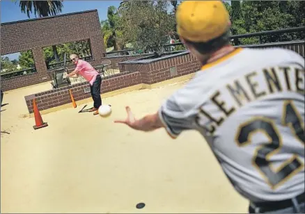  ?? Photograph­s by Wally Skalij Los Angeles Times ?? JON LEONOUDAKI­S pitches to Stephen Dolainski, a friend of an Alzheimer’s patient, during a meeting in Los Angeles held by BasebALZ, a group that uses baseball to help stir the memories of patients with Alzheimer’s disease and other forms of dementia.