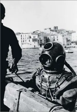  ??  ?? Una profesión de riesgo. A la izquierda, uno de los buzos griegos saliendo del agua en Cadaqués