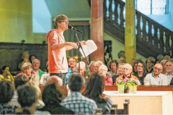  ?? FOTO: SIEDLER ?? Schubart hätte seine blanke Freude gehabt beim Poetry Slam in der Aalener Stadtkirch­e unter dem Titel „Freiheit, Freiheit“. Unser Bild zeigt Slammer Philipp „Phibi“Reichlung (Zürich).