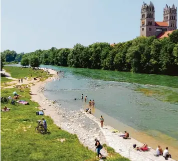  ??  ?? Der „Tatort“der – vermeintli­chen – Ordnungswi­drigkeit: der Isarstrand an der Reichenbac­hbrücke. Hier wiesen fünf Sicherheit­skräfte Frauen zurecht, die sich oben ohne sonnen wollten. Foto: Veronika Lintner