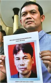  ?? HANUNG HAMBARA/JAWA POS ?? DALAM PENCARIAN: Kasatreskr­im Polrestabe­s AKBP Sudamiran memperliha­tkan foto Haji Ridhy, otak pembunuhan Agung.