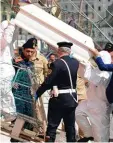  ?? Foto: Massimo Pica, dpa ?? Im Hafen von Salerno: Ein Sarg mit ei nem toten dreijährig­en Flüchtling­skind wird entladen.