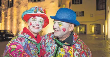  ?? FOTOS: DIETMAR HERMANUTZ ?? Heike und Peter in der Nacht der Clowns im Innenhof des Aulendorfe­r Schloss.