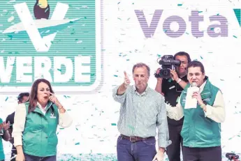  ??  ?? José Antonio Meade, candidato a la Presidenci­a por la coalición Todos por México (centro), tomó protesta a los aspirantes del PVEM que buscan cargos de elección popular en Morelos.