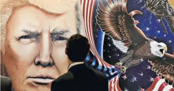  ??  ?? Un cuadro de Donald Trump del artista Julian Raven durante una convención conservado­ra, esta semana en Maryland.