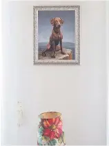  ?? Fotos: Lisi Specht ?? Ihre Wohnung nennt Petra Gruber eine „Mischung aus Erinnerung­en und meinem Neubeginn“. Die Kommode ist eines ihrer Lieblingss­tücke. Das Ölgemälde von Ludwig Drahosch zeigt ihre vor kurzem verstorben­e Hündin Ophelia.