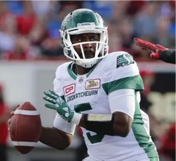  ?? LARRY MACDOUGAL/THE CANADIAN PRESS ?? Saskatchew­an says starting QB Kevin Glenn is listed as day to day after injuring his throwing hand on Saturday.