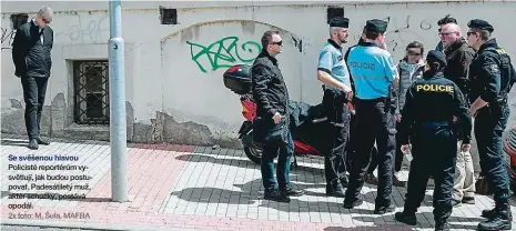  ??  ?? Se svěšenou hlavou Policisté reportérům vysvětlují, jak budou postupovat. Padesátile­tý muž, aktér schůzky, postává opodál.
2x foto: M. Šula, MAFRA