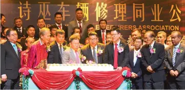  ??  ?? Ling (front, right), Dr Sim (front, centre) and Tiong (front, left) join others in a special segment of the associatio­n’s 40th anniversar­y celebratio­n in Sibu.