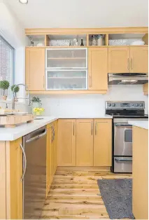  ?? PHOTO BY TUDOR SPINU, COURTESY OF THOMSON INTERIORS ?? Interior designer Angela Thomson likes to keep the walls very neutral. In this kitchen, the wood flooring and cabinetry contrast nicely with the white walls.