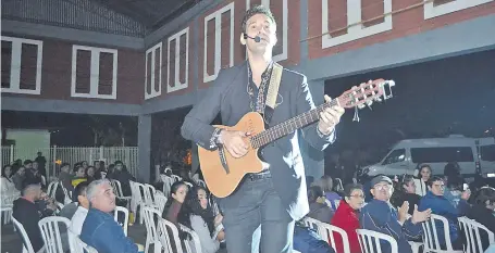  ??  ?? El cantante Yoryi Torales participar­á hoy del Festival “Cultura desde mi casa”, con un repertorio de música folclórica paraguaya.