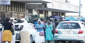  ??  ?? Foreign currency dealers go about their business along Fort Street despite a blitz at the Tredgold magistrate­s’ courts in Bulawayo recently