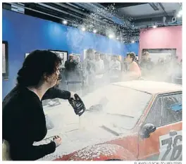  ?? FLAVIO LO SCALZO / Reuters ?? Una activista llança farina sobre el cotxe d’Andy Warhol