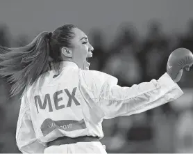  ?? Moisés Castillo / Associated Press ?? La mexicana Xhunashi Caballero, en su choque en karate de menos de 61 kilos contra la estadounid­ense Ashley Hill, en los Juegos Panamerica­nos de Lima.