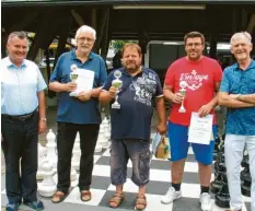  ?? Foto: Ludwig Schuster ?? Die Erstplatzi­erten beim Freischach-Turnier (von rechts): Turnierlei­ter Manfred Fischer, der Zweitplatz­ierte Michael Trauth, Sieger Heiko Pensold, der Drittplatz­ierte Ivica Vidovic und Bürgermeis­ter Paul Gruschka.