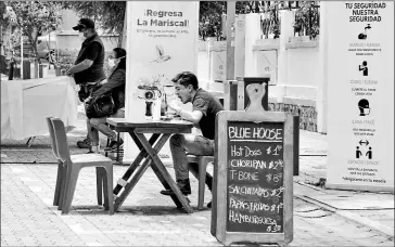  ??  ?? • eduardo terán / el comercio
Locales de la calle Pinto usaron parte del espacio público para ofertar sus platos, ayer.