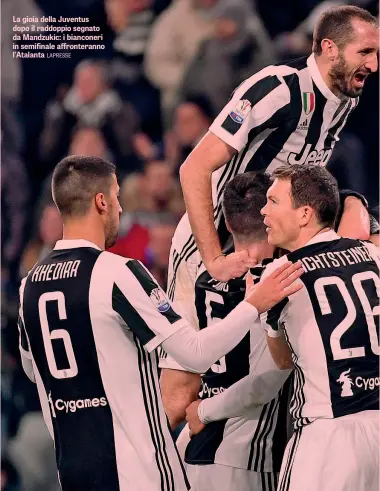  ?? LAPRESSE ?? La gioia della Juventus dopo il raddoppio segnato da Mandzukic: i bianconeri in semifinale affrontera­nno l’Atalanta