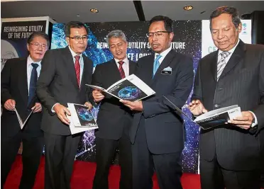  ??  ?? Towards the future: Dr Zaini (second from right) attending the soft launch of Cepsi 2018 with (from left) Cepsi 2018 technical committee chairman Loo Kok Seng, TNB chief corporate officer Datuk Wira Roslan Ab Rahman, Azman and Energy Commission...