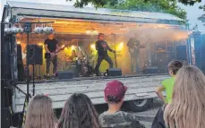  ?? FOTO: JENS GESCHKE ?? Beim Dorffest in Seitingen-Oberflacht bekommen die Besucher Partymusik zu hören.