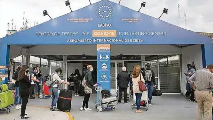  ??  ?? EZEIZA. Según cifras oficiales, son poco más de 45.000 los argentinos en el extranjero que tendrán inconvenie­ntes para regresar.