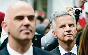  ?? KEYSTONE ?? Alain Berset (l.) könnte das Aussendepa­rtement von Didier Burkhalter übernehmen.