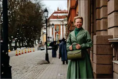  ?? JOUNI KURU / BRAVE TEDDY ?? VARFÖR PARIS? Tove-filmens Parisscene­r spelades in vid åstranden i Åbo.