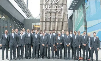  ?? FOTOS PRENSA SAN LORENZO ?? De gala. La delegación de San Lorenzo posa frente al hotel donde se aloja en Toronto.