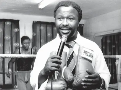  ?? Picture: JIMMY HUTTON ?? RINGSIDE SEAT: Shadrack Ngema’s stint as a profession­al boxer came in handy when he reported live for his legions of radio fans, as he is seen doing here in 1986