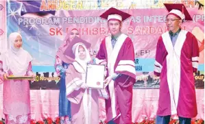  ??  ?? MAHADA menyampaik­an sijil graduasi kepada seorang murid PPKI.