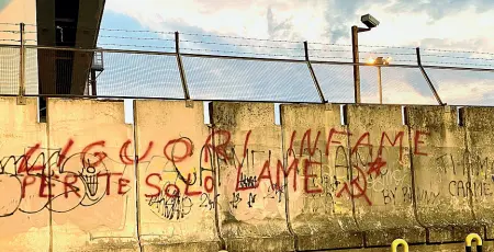  ??  ?? Vernice spray
Il muro perimetral­e dell’azienda di Pomigliano su cui ieri sono state notate le scritte anonime con nel mirino l’esponente delle Rsu
