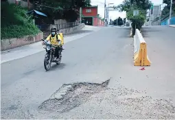  ?? FOTO: EL HERALDO ?? El bache se ha robado la paciencia y tranquilid­ad de los que circulan la calle principal de la colonia Miraflores.