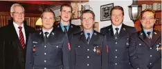  ?? Foto: Alwin Reiter ?? Bei der Feuerwehr Eresing gab es heuer keine Ehrungen, nur Beförderun­gen (von links): Bürgermeis­ter Loy, Christoph Resch, Sebastian Nadler, Michael Klotz, Tobias Resch, und Kommandant Hans Müller.