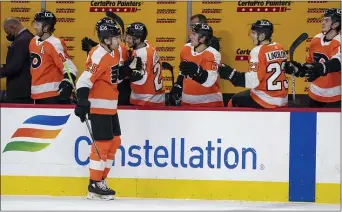  ?? CHRIS SZAGOLA — THE ASSOCIATED PRESS ?? The Flyers’ James van Riemsdyk celebrates his goal with teammates during the first period against the Penguins on Wednesday.